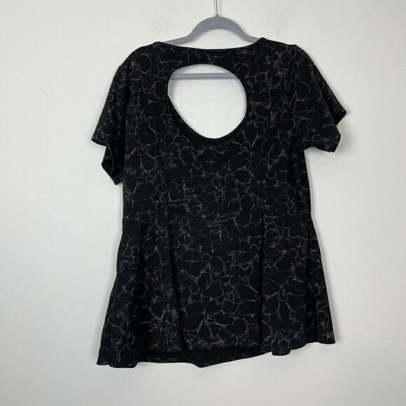 Torrid Black Purple Floral Peplum Short Sleeve Top Size 2 Open Back - Picture 2 of 4